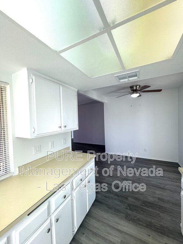 Building Photo - 1405 E Vegas Valley Dr