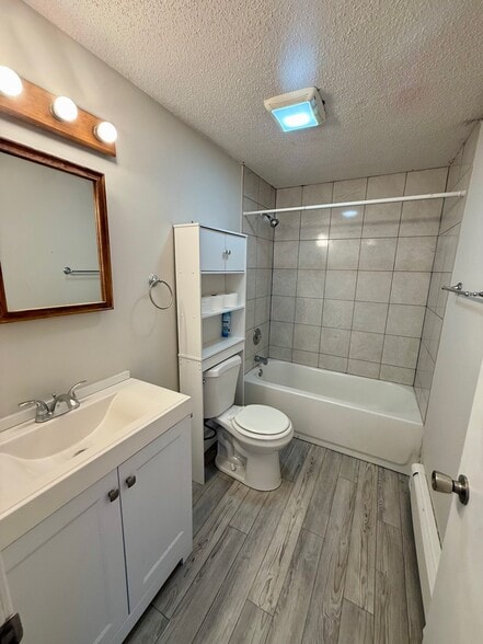 Building Photo - 156 Melrose St