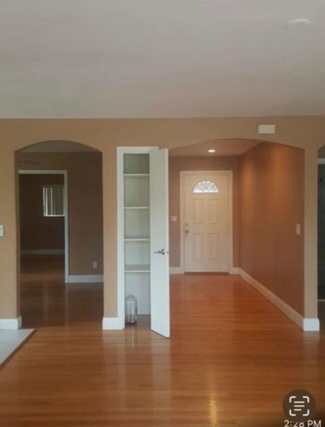 Building Photo - 117 SE 4th Ave