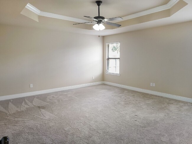 Building Photo - Clean and spacious home!