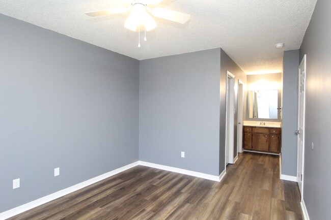 Building Photo - **Updated 2-Bedroom, 2-Bathroom Apartment ...