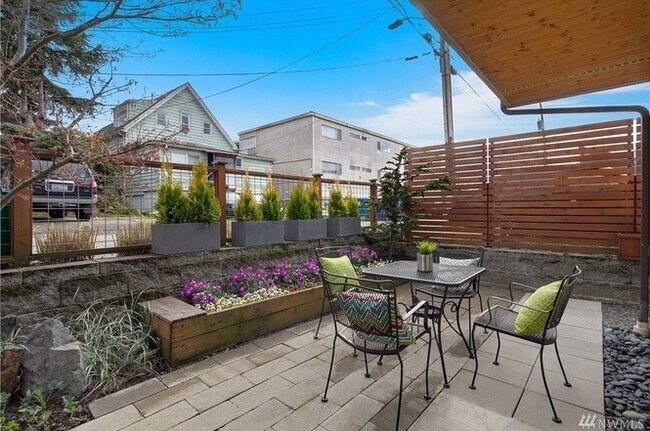 Building Photo - Stunning Townhome in the heart of Columbia City