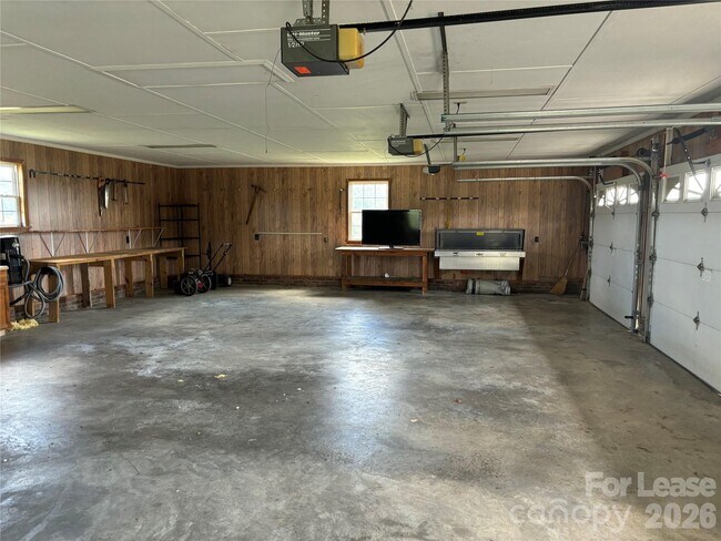 Building Photo - 2417 Lynwood Dr