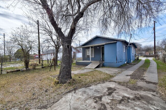 Building Photo - 1314 N Sabinas St