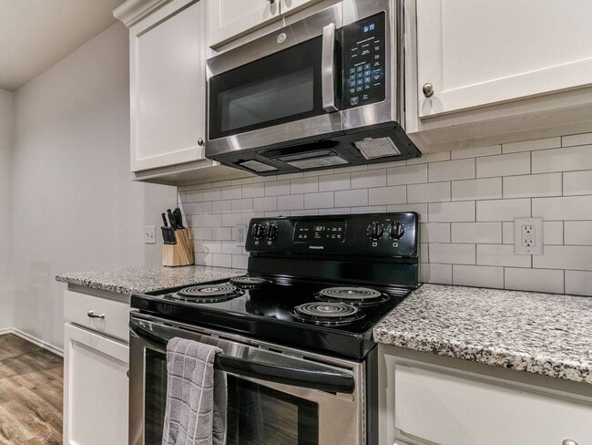 Building Photo - Modern 3BR/2BA Duplex | All Utilities Included | Downtown Edmond