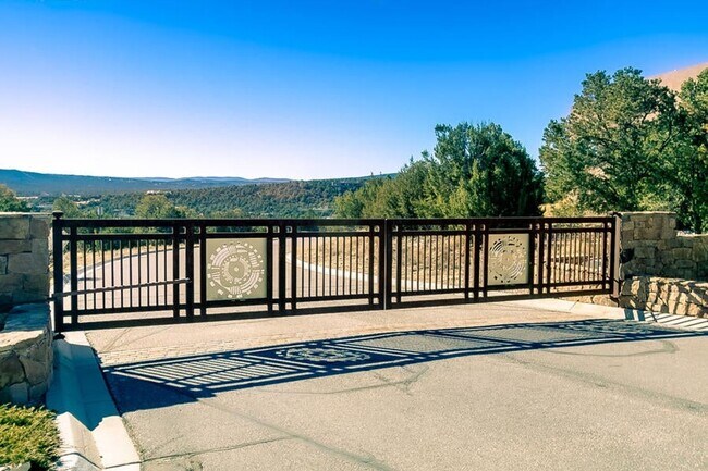 Building Photo - 3 Bedroom, 2.5 Bathroom Home in Paako Ridge Community