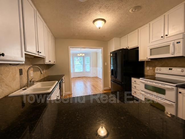 Building Photo - 2937 Delaware Dr