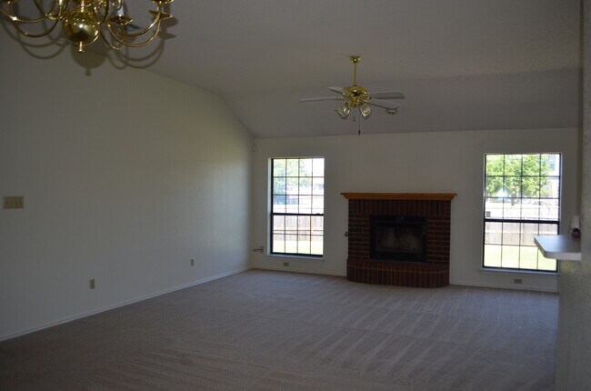 Building Photo - 2521 Creek Dr
