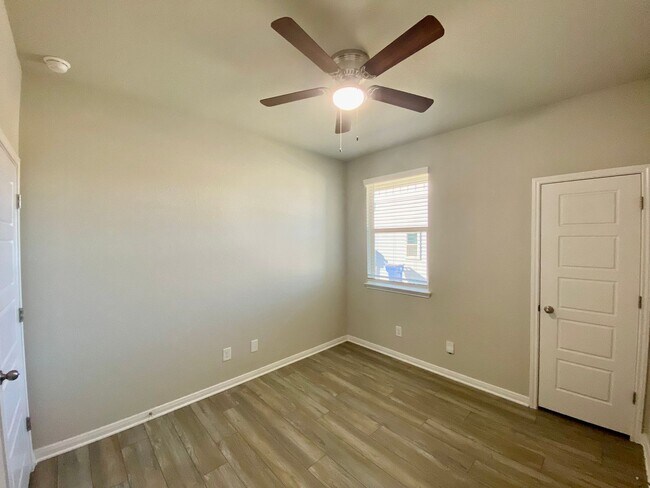 Building Photo - Luxury Townhouse in Cibolo