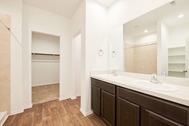 Building Photo - 16877 Short Pnes Dr