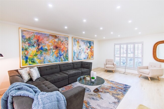 Building Photo - 5805 Valley Forge Dr