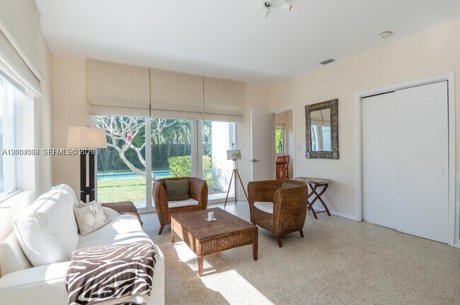 Building Photo - 1123 Bay Dr