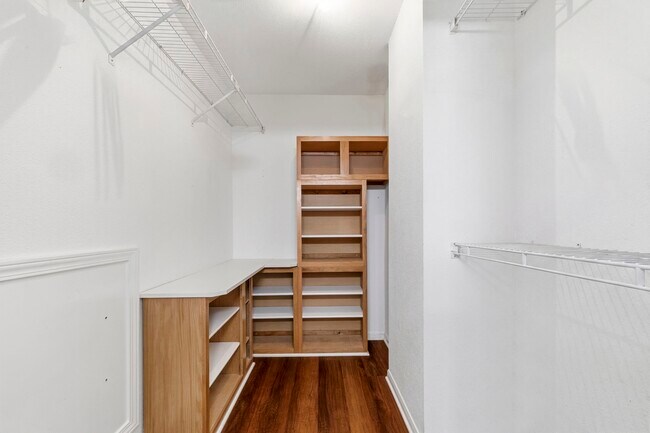 Building Photo - 9850 Pagewood Ln