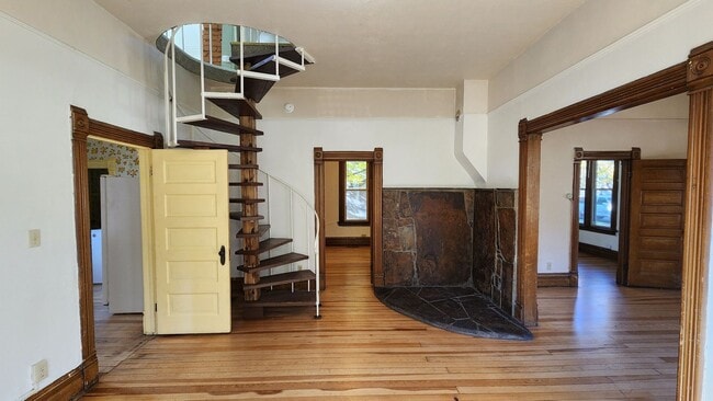 Building Photo - Charming House Near Providence