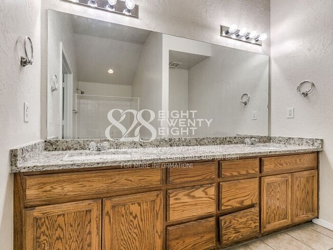 Building Photo - *AVAILABLE NOW!* Spacious 3 Bed/2.5 Bath Duplex Townhome Available in Norman!