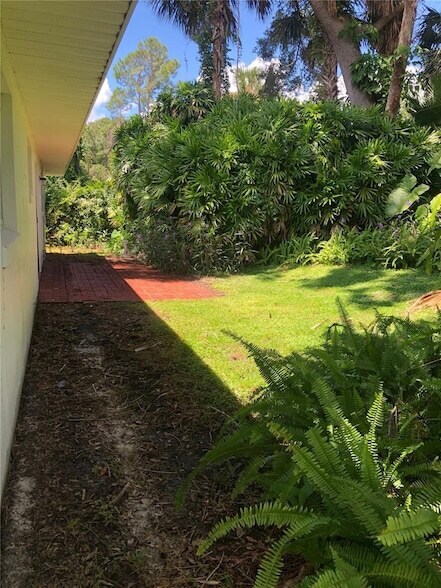 Building Photo - 1120 N Brickell Dr