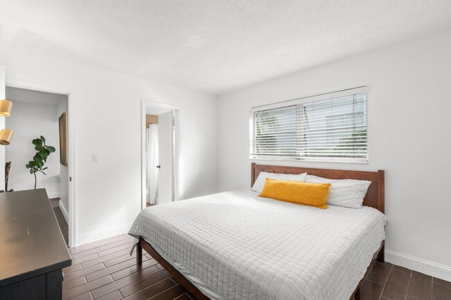 Building Photo - 1900 NE 8th Ct