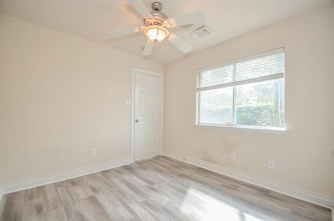 Building Photo - 3325 Clearview Cir