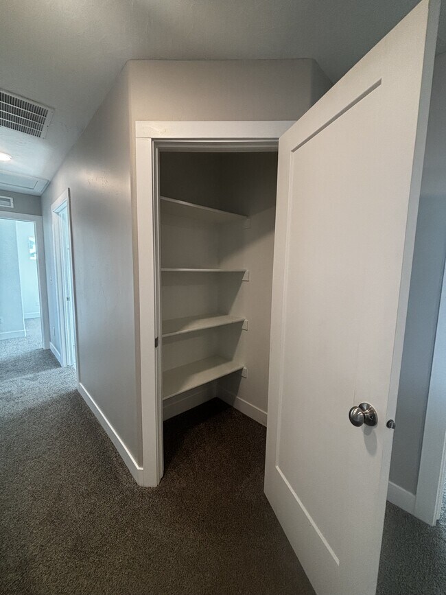 Building Photo - 1373 E Bell Buoy Way