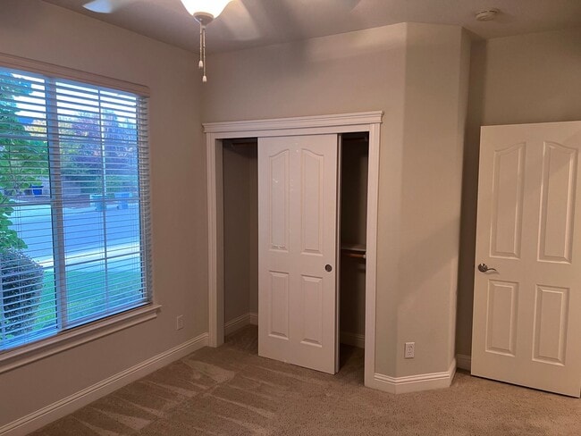 Building Photo - 3 bedroom, 2.5 bathroom home in great Neig...