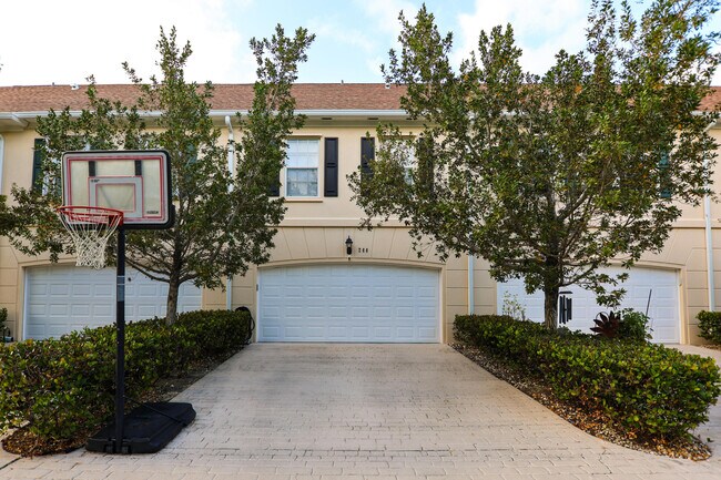 Building Photo - 266 Iris Dr