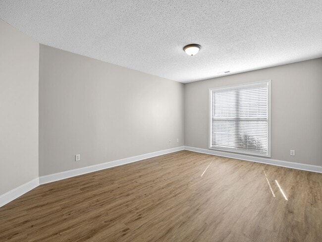 Building Photo - Freshly Renovated 2 BR, 2 BA Townhome, Loc...