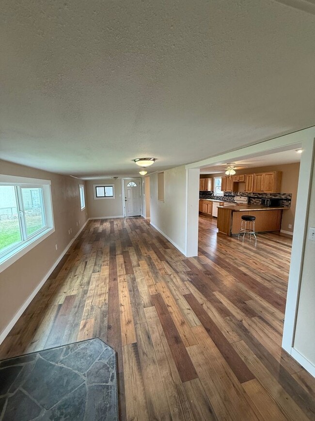 Building Photo - Updated 2 Bedroom, 1 Bath Home – Quiet Ins...