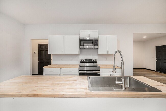 Building Photo - Remodeled 3 Bedroom 2 Bathroom Home!