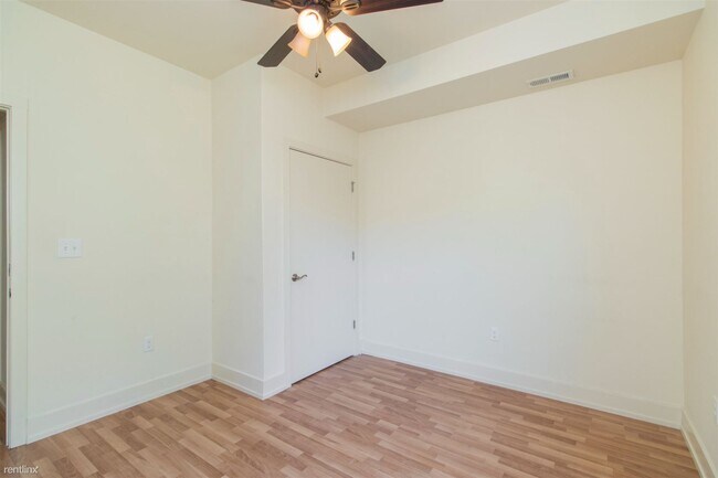 Building Photo - 2 br, 1 bath Triplex - 1501 MASTER ST Unit...