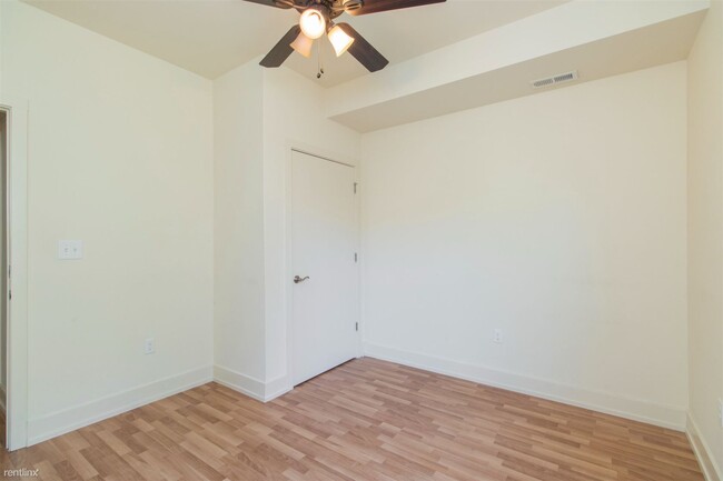 Building Photo - 2 br, 1 bath Triplex - 1505 MASTER ST Unit...