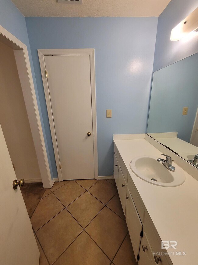 Building Photo - 512 Lake Forest Blvd