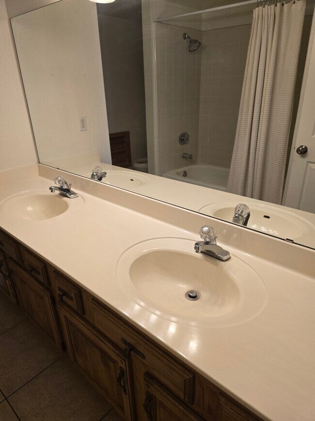 Building Photo - 1827 E Manhatton Dr