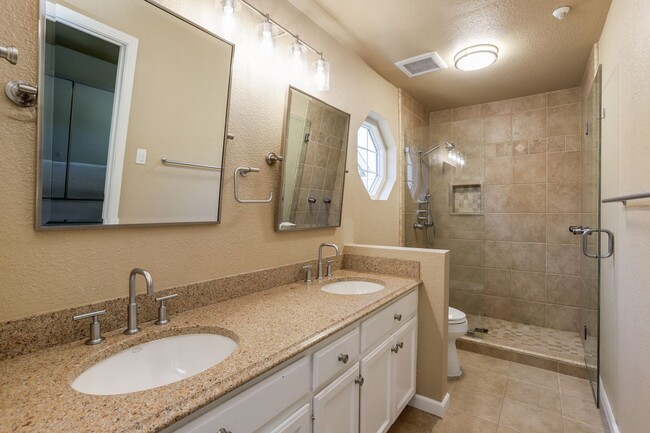 Building Photo - 3 Bed / 2.5 Bath bright and spacious home ...