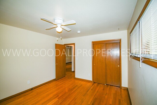 Building Photo - 2 Bedroom 1 Bath duplex home in Windsor Heights with Garage!!!