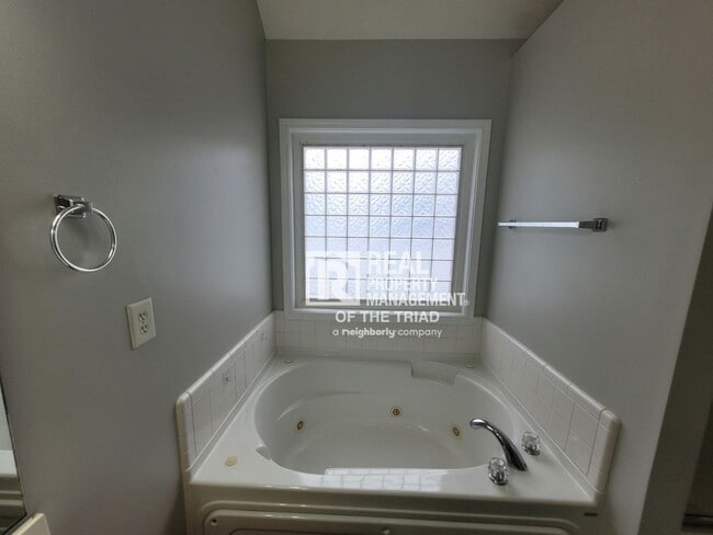 Building Photo - Newly Renovated Now Ready! One level 3BR/2...