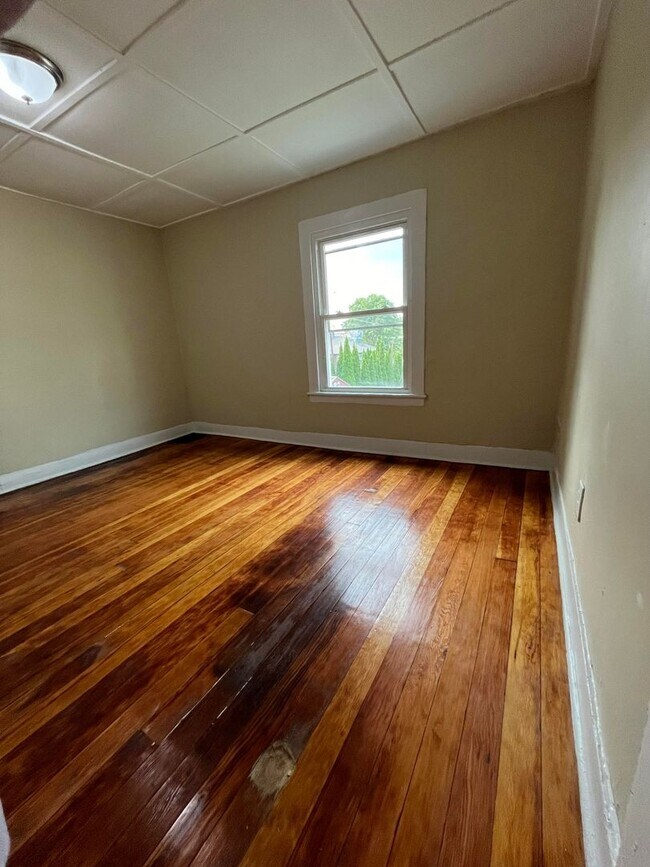 Building Photo - Gorgeous 1-bedroom, Second floor! Apartmen...