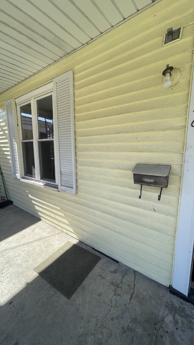 Building Photo - Spacious 4-Bedroom Home with 2 Full Bathrooms – Section 8 Approved and Ready for Move-In!