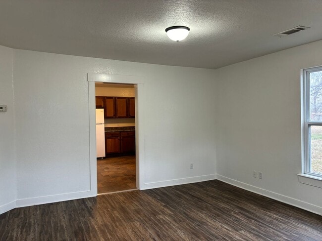 Building Photo - 500 Bache St