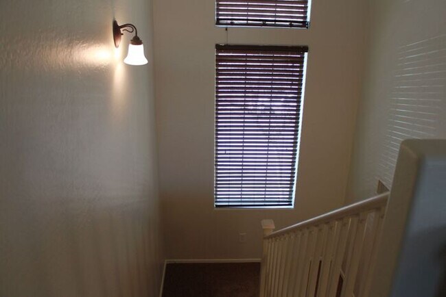 Building Photo - Beautiful 4 Bedroom in Lyons Gate!