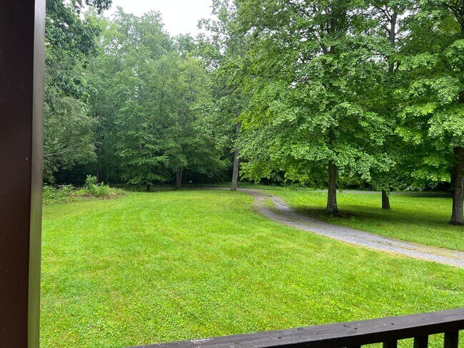 Building Photo - 1 BED 1 BATH PRIVATE RETREAT!