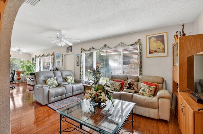 Building Photo - 328 NW 42nd St