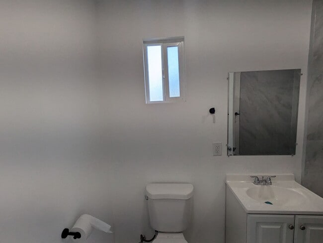 Building Photo - Wonderful 3-bedroom: