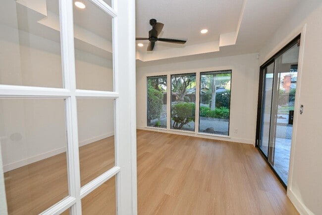 Building Photo - 8418 N Del Mar Ave