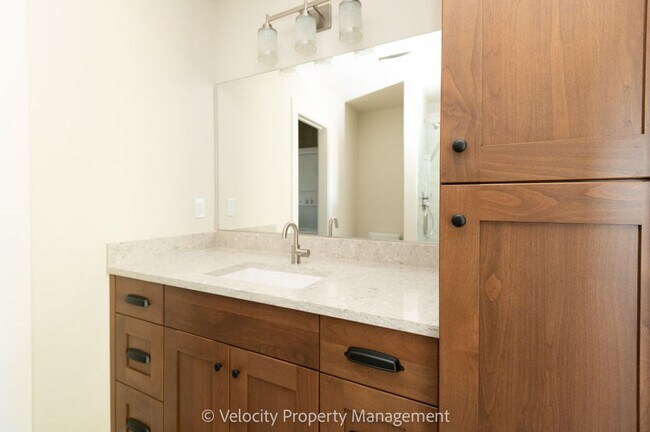 Building Photo - Brand New 1 Bedroom in Discovery West Neighborhood!