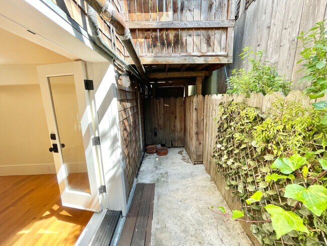 Building Photo - Castro/ Eureka Valley Full Floor Remodeled Victorian Condo in a Garden Setting - PROGRESSIVE