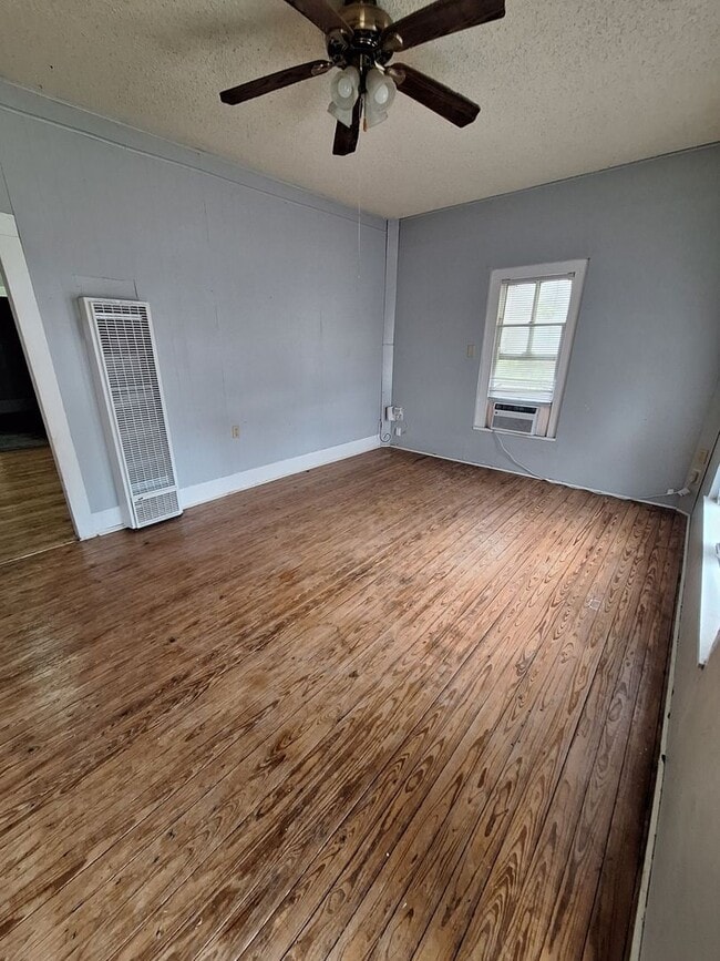 Building Photo - 2 bedroom, 1 bath