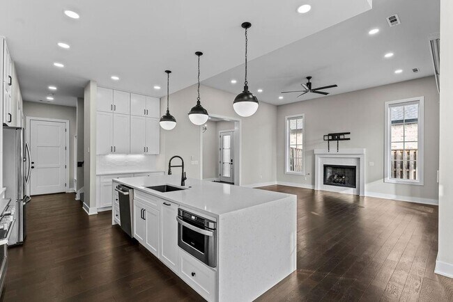 Building Photo - 3505 SW Radiance Ave