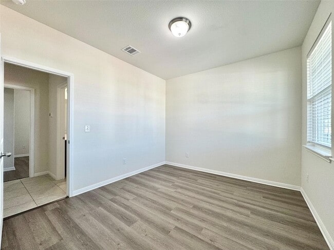 Building Photo - 320 La Escalera Dr