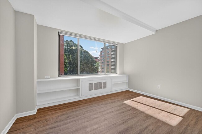 Building Photo - Short Term Lease Availble: Charming & Brig...