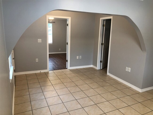 Building Photo - 914 E 25th St